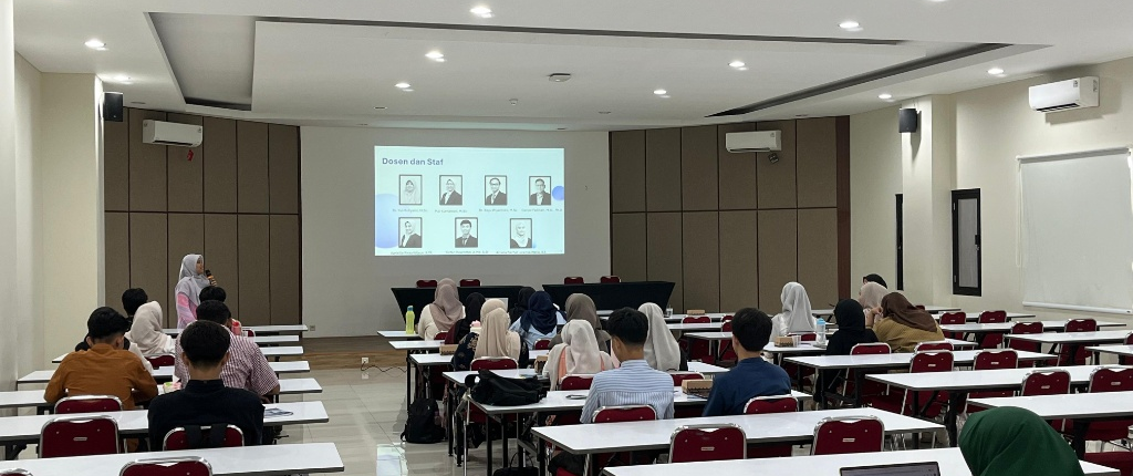 Ibu Reni selaku Kaprodi sedang memperkenalkan civitas akademika di Prodi Analisis Kimia FMIPA UII