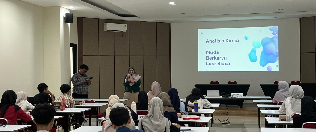 Alumni sedang menyampaikan pengalaman berkuliah di Analisis Kimia